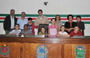 Crianças da ABEVEC visitaram a Câmara Municipal