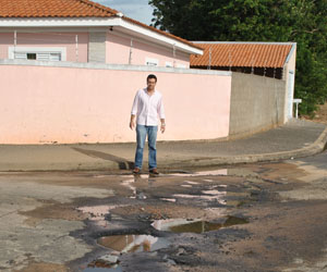 Vereador Lucas Comin reclama de “crateras” em nosso asfalto